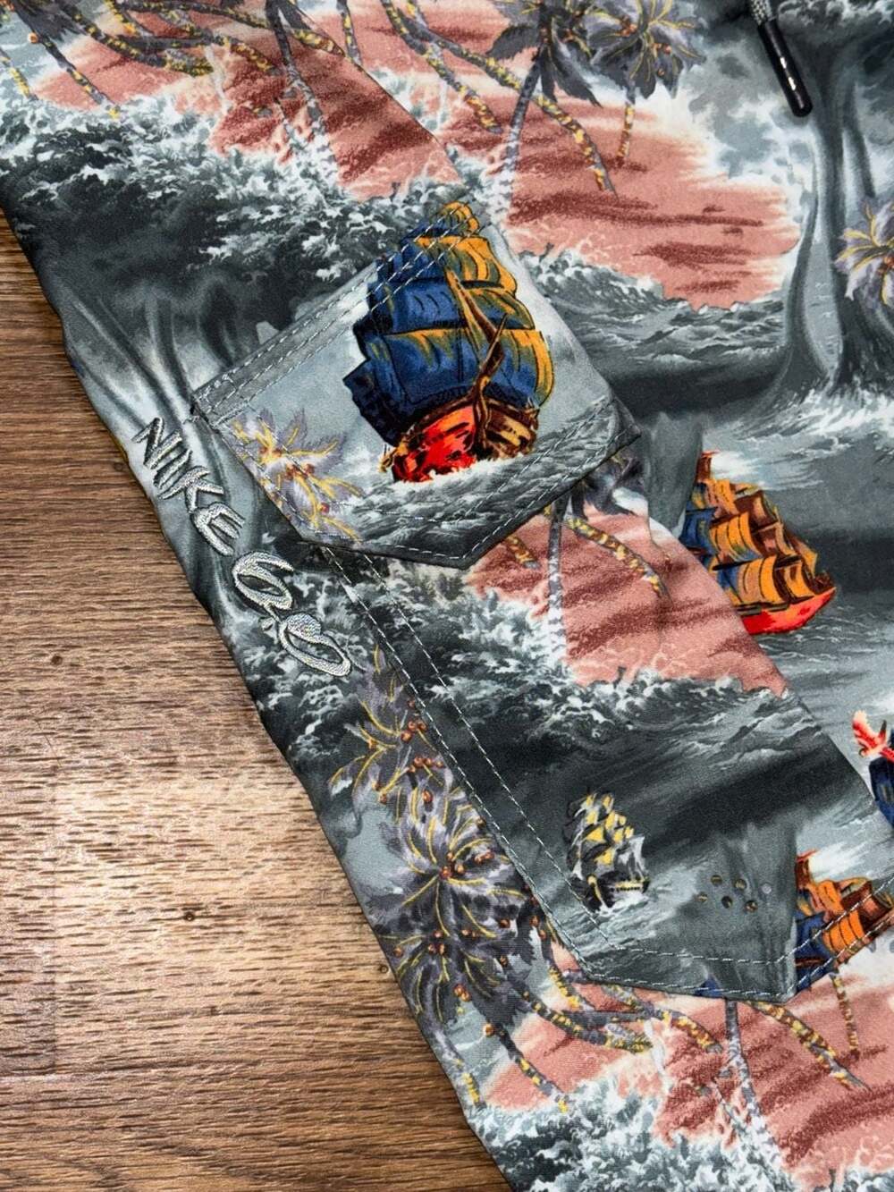 Nike 6.0 Vintage Pirate Ship Graphic Board Shorts. Size 36 - Picture 4 of 8